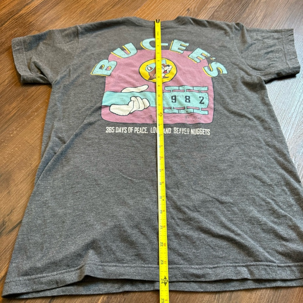 Buc-ees t-shirt Small - Picture 2 of 8